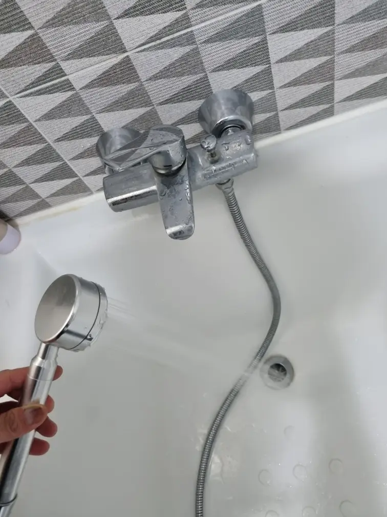 욕실 샤워기 수전 교체, 깔끔하고 신속하게 해결한 현장 이야기